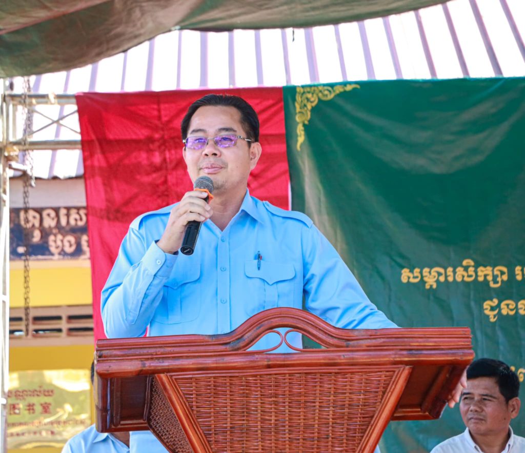 ឯកឧត្តម ម៉ាង ស៊ីណេត អញ្ជើញសំណេះសំណាល និងប្រគល់អំណោយជាសម្ភារសិក្សារបស់សាលាខេត្តជាំងស៊ូ ជូនសិស្សសាលាបឋមសិក្សា និងអនុវិទ្យាល័យបិតត្រាំង មិត្តភាពព្រះសីហនុ-ជាំងស៊ូ ស្ថិតនៅឃុំបិតត្រាំង