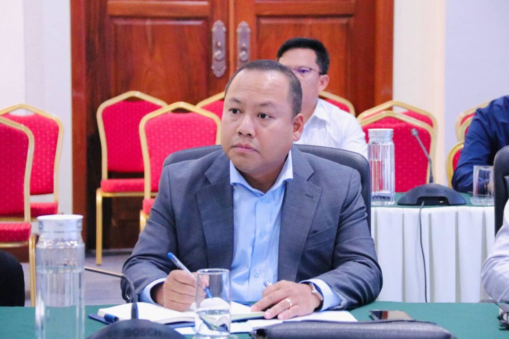 លោក ឡុង ឌីម៉ង់ អភិបាលរង នៃគណៈអភិបាលខេត្តព្រះសីហនុ បានអញ្ជើញចូលរួមកិច្ចប្រជុំអន្តរក្រសួង-ស្ថាប័នដើម្បីពិភាក្សាលើការរៀបចំវិធានការលើកទឹកចិត្ត និងវិធានការជាកញ្ចប់សម្រាប់ដោះស្រាយគម្រោងវិនិយោគដែលជាប់គាំងក្នុងខេត្តព្រះសីហនុ