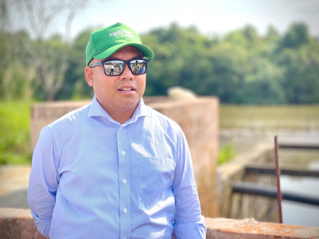 លោក ឡុង ឌីម៉ង់ អភិបាលរង នៃគណៈអភិបាលខេត្តព្រះសីហនុ បានដឹកនាំក្រុមការងារចុះ ពិនិត្យករណីបង្ហូរទឹកកខ្វក់ចូលព្រែកទឹកសាប នៅតំបន់សេដ្ឋកិច្ចពិសេសក្រុងព្រះសីហនុ