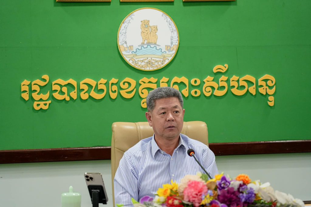 កឧត្តម គួច ចំរើន អភិបាល នៃគណៈអភិបាលខេត្តព្រះសីហនុកិច្ចប្រជុំដោះស្រាយសម្រុះសម្រួលករណីវិវាទដីធ្លីរវាងភាគីឈ្មោះ អៀង សុធារ៉ា និង លី ណារុន ជាមួយភាគីឈ្មោះ សុខ ហួត និង លីម សុខផល