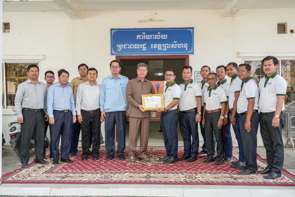 ឯកឧត្តម គួច ចំរើន អភិបាល នៃគណៈអភិបាលខេត្តព្រះ​សីហនុ អញ្ជើញក្នុងពិធីប្រគល់ទទួលសៀវភៅ ពីឯកឧត្តម ពៅ សុខ