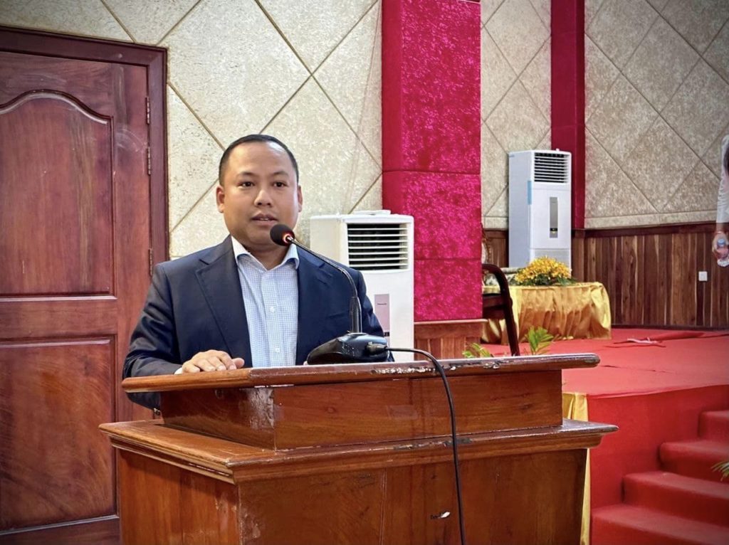 លោក ឡុង ឌីម៉ង់ អភិបាលរងខេត្តព្រះសីហនុ បានអញ្ជើញដឹកនាំអភិបាលក្រុង ស្រុក ទាំង០៥ និងប្រធានមន្ទីរ-អង្គភាពពាក់ព័ន្ធ ចូលរួមសិក្ខាសាលាស្ដីពី ទិសដៅនៃការពង្រឹងយន្តការ និងគោលការណ៍នយោបាយព័ត៌មាន