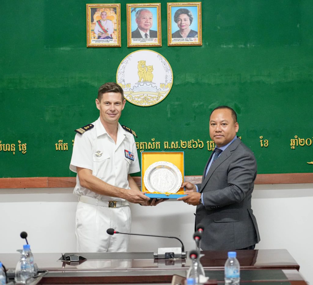 លោក ឡុង ឌីម៉ង់ អភិបាលរងខេត្តព្រះសីហនុតំណាងឯកឧត្តម គួច ចំរើន អភិបាលខេត្តព្រះសីហនុ អនុញ្ញាតឱ្យលោក François Maignan មេបញ្ជាការនាវាល្បាត FNS Prairial នៃសាធារណរដ្ឋបារាំងចូលជួបសម្តែងការគួរសម