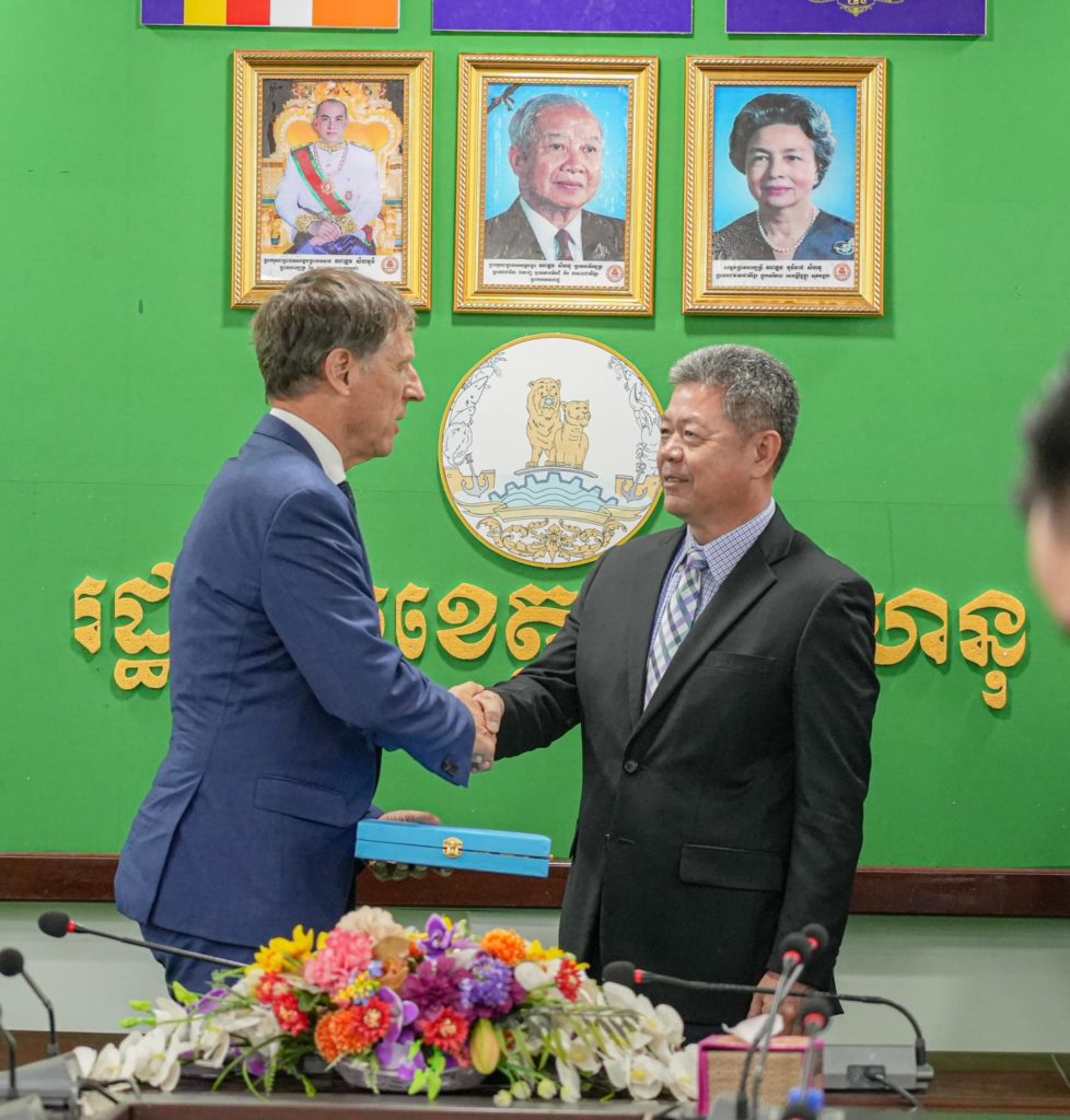 ព្រឹកថ្ងៃទី២៥ ខែមីនា ឆ្នាំ២០២៣ ឯកឧត្តម គួច ចំរើន អភិបាល នៃគណៈអភិបាលខេត្តព្រះសីហនុ បានអនុញ្ញាតឱ្យឯកឧត្តម Jacques Pellet ឯកអគ្គរដ្ឋទូត នៃសាធារណរដ្ឋបារាំង ប្រចាំព្រះរាជាណាចក្រកម្ពុជា ចូលជួបសម្តែងការគួរសម និងពិភាក្សាការងារ នៅសាលប្រជុំសាលាខេត្តខេត្តព្រះសីហនុ។