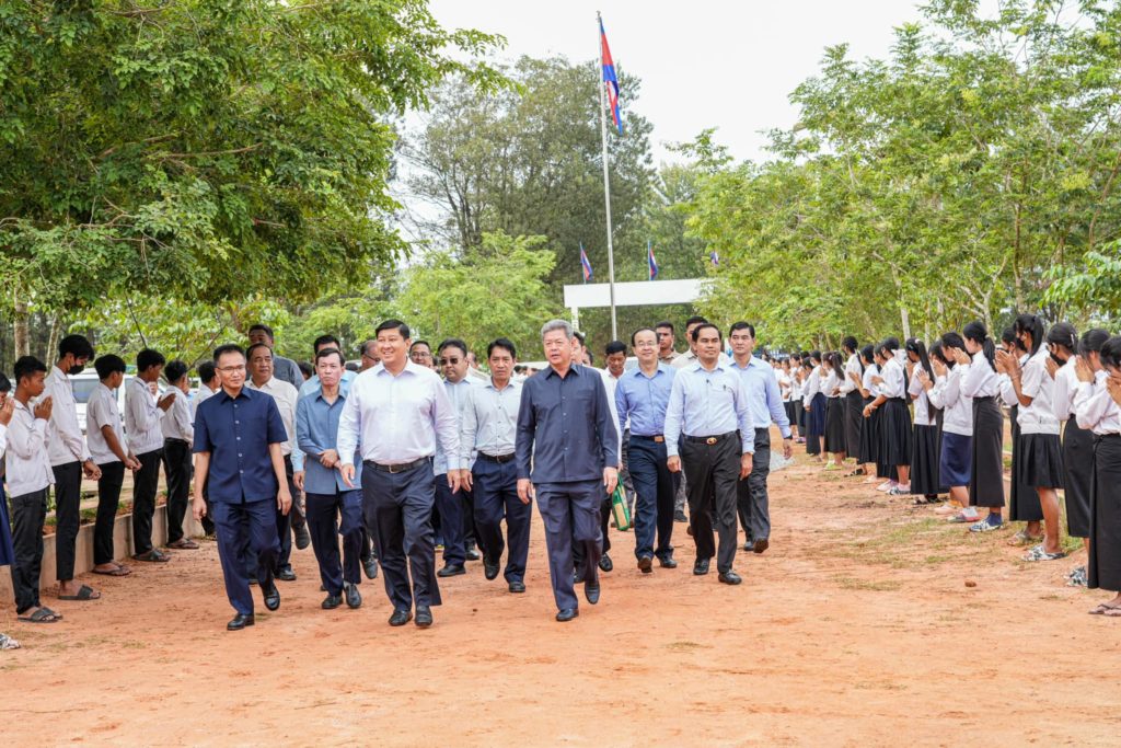 ឯកឧត្ដម គួច ចំរើន អភិបាល នៃគណៈអភិបាលខេត្តព្រះសីហនុ បានអញ្ជើញចូលរួមពិធីសម្ពោធដាក់ឱ្យប្រើប្រាស់អគារសិក្សាចំនួន០១ខ្នង និងអគារស្នាក់នៅចំនួន០១ខ្នង នៅវិទ្យាល័យហ៊ុនសែនកែវផុស