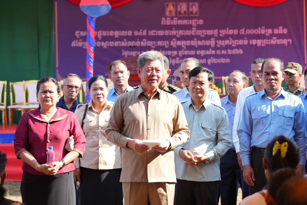 ឯកឧត្តម គួច ចំរើន អភិបាល នៃគណៈអភិបាលខេត្តព្រះសីហនុ អញ្ជើញបើកការដ្ឋានជួសជុលផ្លូវខេត្តលេខ១៤៩ ដោយចាក់ក្រាលដីល្បាយថ្មប្រវែង ៧ ០០០ម៉ែត្រ ទទឹង ៩ម៉ែត្រ ស្ថិតក្នុងឃុំសាមគ្គី