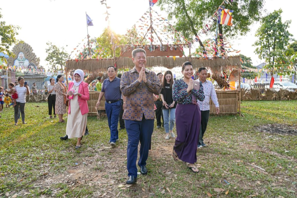 ឯកឧត្តម គួច ចំរើន អភិបាល នៃគណៈអភិបាលខេត្តព្រះសីហនុ និងលោកជំទាវ បាននាំអ្នកវិនិយោគគិនចិនក្នុងខេត្តព្រះសីហនុ អញ្ជើញទៅទស្សនា និងចូលរួមកម្មវិធីលេងល្បែងប្រជាប្រិយនៅតាមបណ្តាវត្តនានានៅក្នុងស្រុកព្រៃនប់