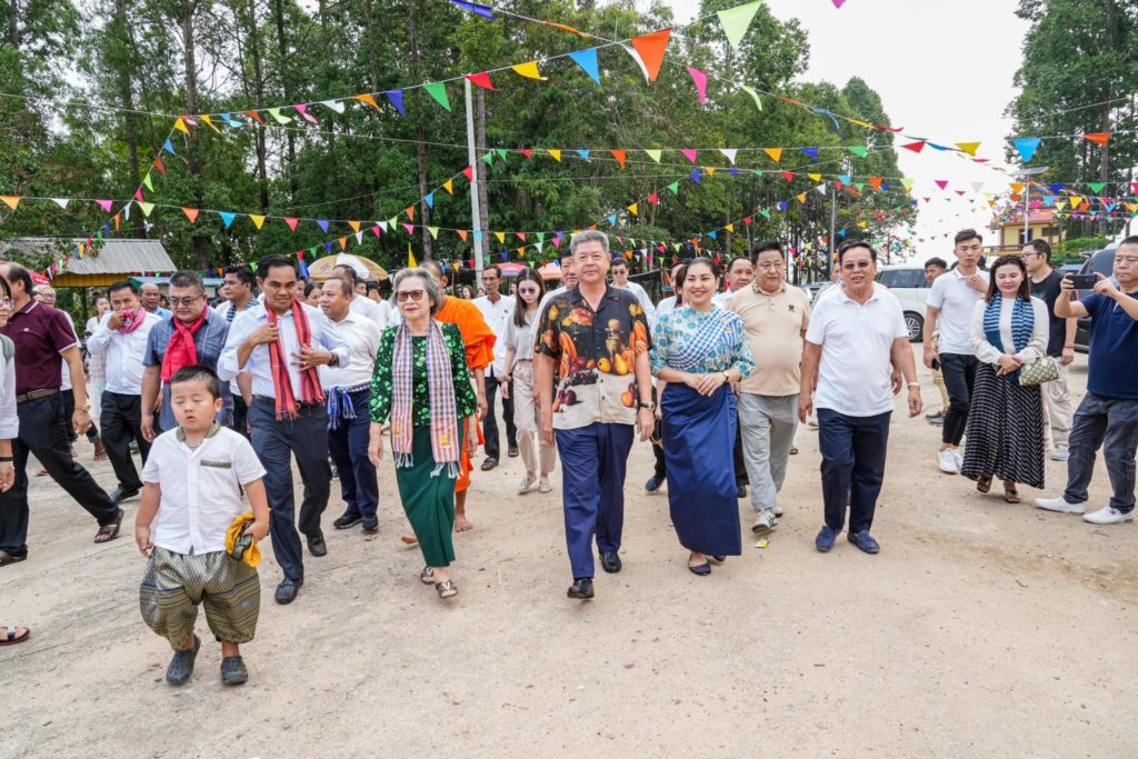 ថ្ងៃទី២ នៃពិធីបុណ្យចូលឆ្នាំថ្មី ឯកឧត្តម គួច ចំរើន អភិបាល នៃគណៈអភិបាលខេត្តព្រះសីហនុ និងលោកជំទាវ ព្រមទាំងអ្នកវិនិយោគជនជាតិចិន បានអញ្ជើញចូលរួមលេងកម្សាន្តល្បែងប្រជាប្រិយនៅវត្តពោធិមានជ័យ