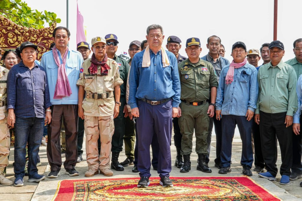 ឯកឧត្តម គួច ចំរើន អភិបាល នៃគណៈអភិបាលខេត្តព្រះសីហនុ បានដឹកនាំគណៈប្រតិភូសួរសុខទុក្ខ និងនាំយកអំណោយដ៏ថ្លៃថ្លារបស់សម្ដេចតេជោ ហ៊ុនសែន និងសម្ដេចកិត្តិព្រឹទ្ធបណ្ឌិត ជូនដល់បងប្អូនកងទ័ព នៅលើកោះពូលូវ៉ៃ