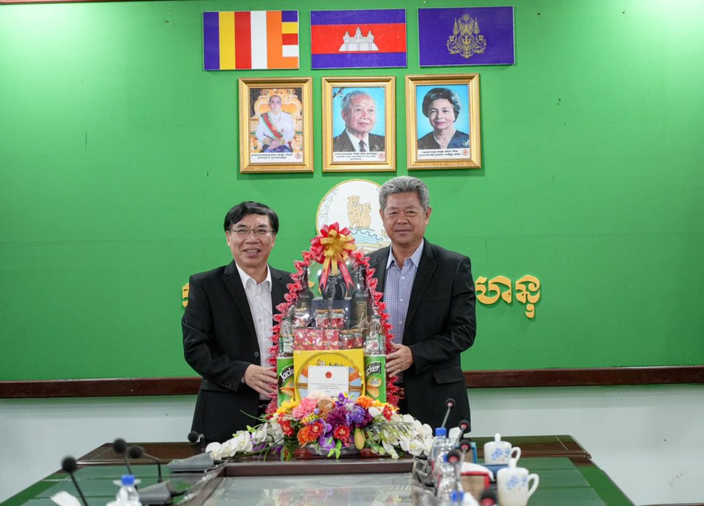 ឯកឧត្តម គួច ចំរើន អភិបាល នៃគណៈអភិបាលខេត្តព្រះសីហនុ អនុញ្ញាតិឱ្យឯកឧត្តម ឡៃ សួនឈាន អគ្គកុងស៊ុល នៃស្ថានអគ្គកុងស៊ុលសាធារណរដ្ឋសង្គមនិយមវៀតណាម ប្រចាំខេត្តព្រះសីហនុ ចូលជួបសម្តែងការគួសម