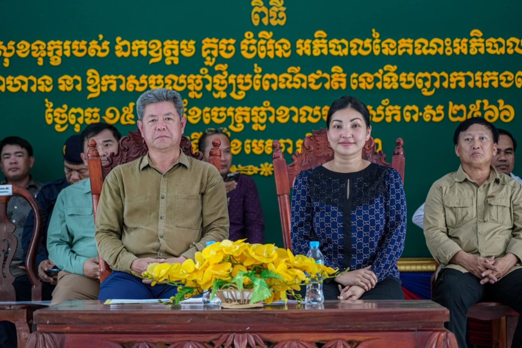 ឯកឧត្តម គួច ចំរើន អភិបាល នៃគណៈអភិបាលខេត្តព្រះសីហនុ និងលោកជំទាវ អញ្ជើញដឹកនាំគណៈប្រតិភូខេត្តព្រះសីហនុ ចុះសំណេះសំណាល និងសួរសុខទុក្ខកងទ័ព គ្រួសារកងទ័ព នៃកងពលតូចអន្តរាគមន៍លេខ៤