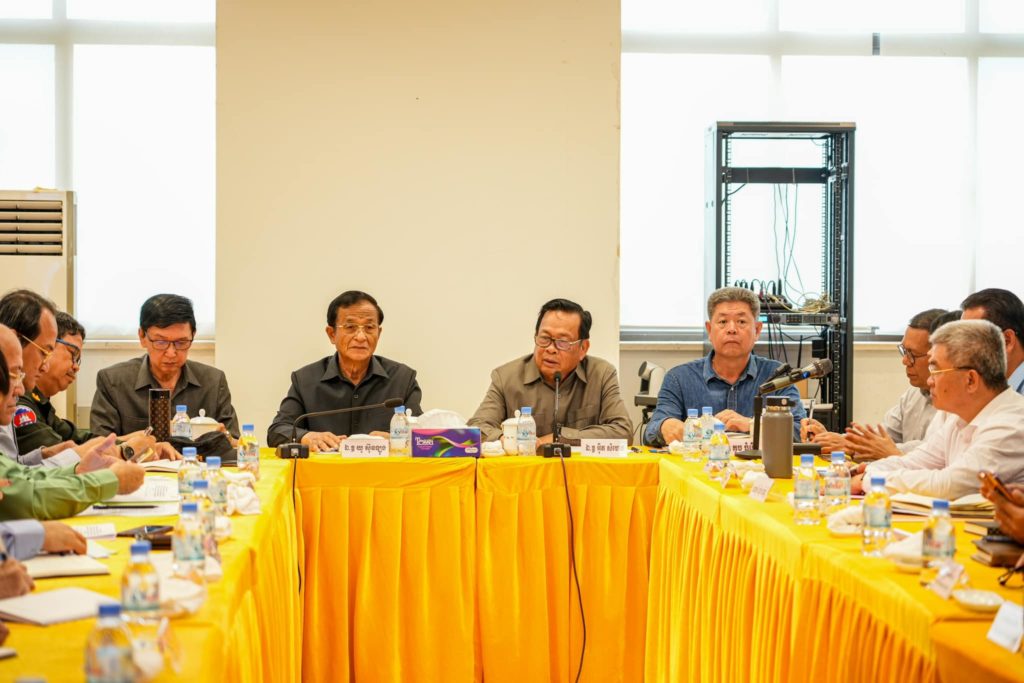 ឯកឧត្តម យូ ស៊ុនឡុង ឯកឧត្តម អ៉ិត សំហេង និងឯកឧត្តម គួច ចំរើន អញ្ជើញចុះពិនិត្យទីតាំងរៀបចំសំណេះសំណាលជាមួយកម្មករ និយោជិត និងពិនិត្យទីតាំងរោងចក្រផលិតសំបកកង់រថយន្តនៅក្នុងតំបន់សេដ្ឋកិច្ចពិសេសក្រុងព្រះសីហនុ