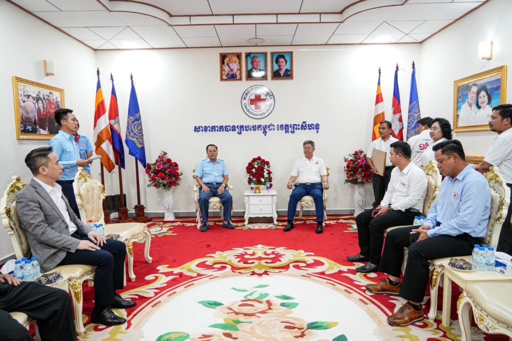 ឯកឧត្តម គួច ចំរើន អញ្ជើញទទួលអំណោយមនុស្សធម៌លើកទី៣ ពីលោកឧកញ៉ា ឯកឧត្តម លោកជំទាវ  សប្បុរសជន អាជីវករ ពាណិជ្ជករក្នុងខេត្តព្រះសីហនុ ដើម្បីអបអរសាទរខួបទី១៦០ ទិវាពិភពលោកកាកបាទក្រហម