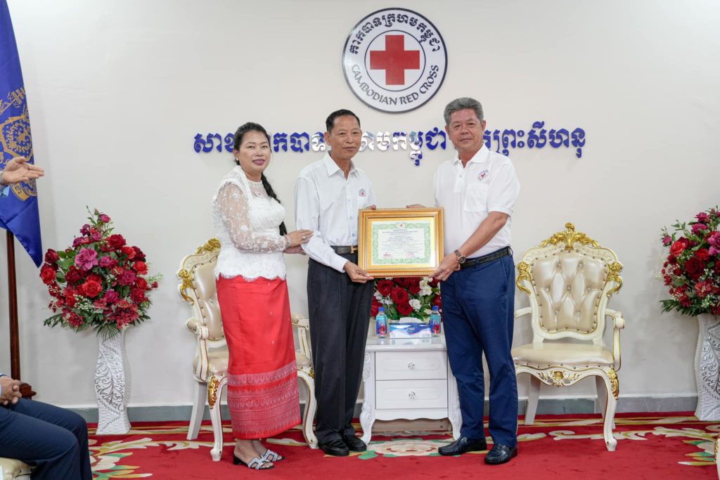 ឯកឧត្តម គួច ចំរើន អញ្ជើញទទួលអំណោយមនុស្សធម៌ពីលោកឧកញ៉ា លោកជំទាវ សប្បុរសជន អាជីវករក្នុងខេត្តព្រះសីហនុ អបអរសាទរខួបទី១៦០ ទិវាពិភពលោកកាកបាទក្រហម និងអឌ្ឍចន្ទក្រហម ៨ឧសភា ឆ្នាំ២០២៣