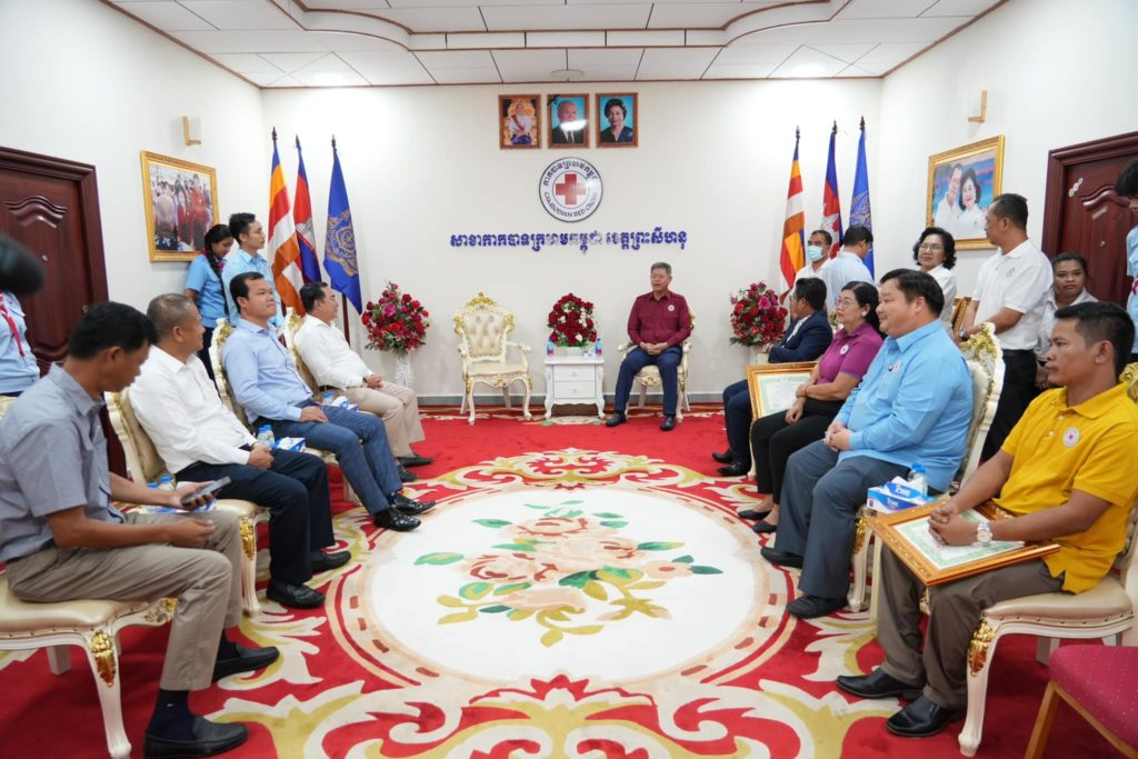 ឯកឧត្តម គួច ចំរើន ប្រធានគណៈកម្មាធិការសាខាកាកបាទក្រហមកម្ពុជា ខេត្តព្រះសីហនុ បន្តទទួលអំណោយមនុស្សធម៌ពីសប្បុរសជនជាលើកទី៥ នៅទីស្នាក់ការសាខាកាកបាទក្រហមកម្ពុជា ខេត្តព្រះសីហនុ