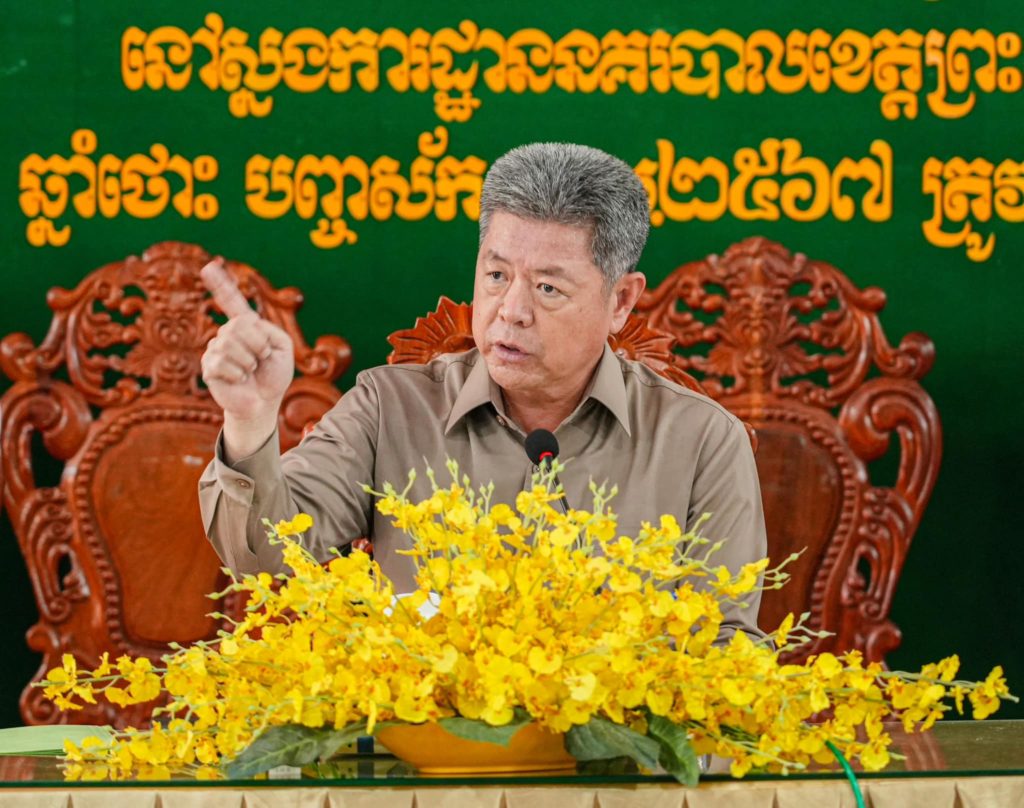 ឯកឧត្តម គួច ចំរើន អភិបាល នៃគណៈអភិបាលខេត្តព្រះសីហនុ បានធ្វើការអប់រំណែនាំក្រុមក្មេងទំនើងចំនួន០២ក្រុម មានគ្នា ២៥នាក់ ស្រី ០១នាក់