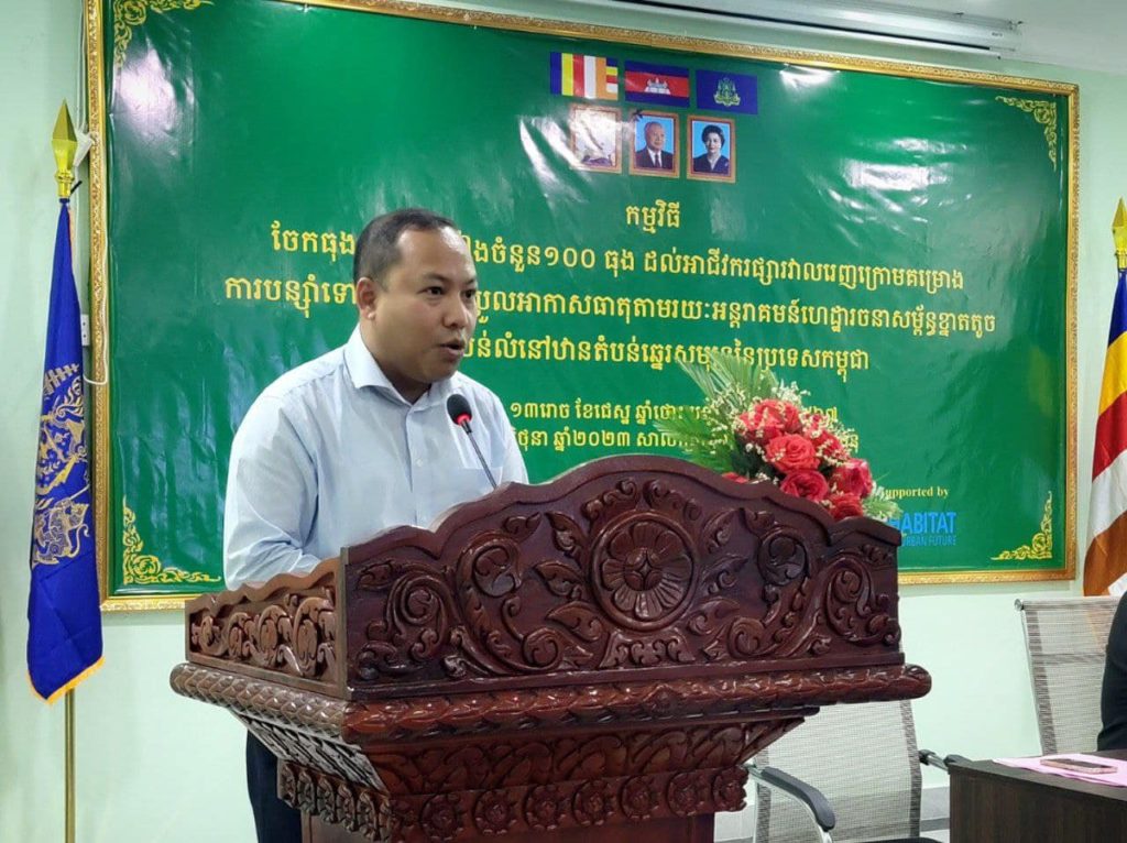 លោកឡុង ឌីម៉ង់ អភិបាលរងខេត្តព្រះសីហនុបានអញ្ជើញចូលរួមក្នុងកម្មវិធីផ្តល់ធុងត្រងទឹកភ្លៀងចំនួន១០០ ជូនបងប្អូនអាជីវករនៅផ្សារវាលរេញ