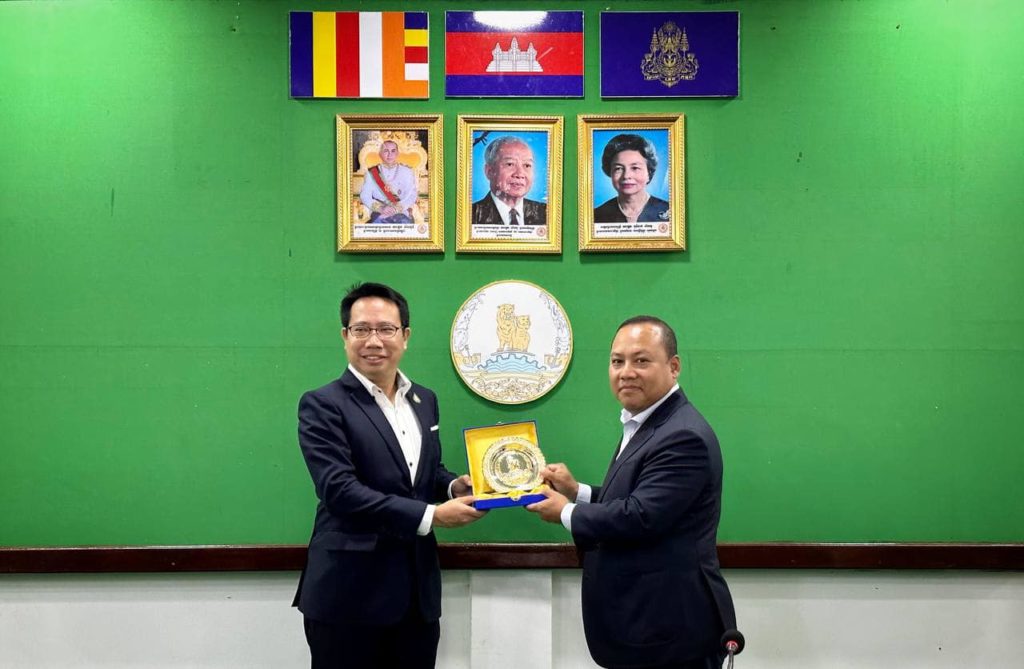 លោក ឡុង ឌីម៉ង់ អភិបាលរង នៃគណៈអភិបាលខេត្តព្រះសីហនុ បានទទួលជួបសម្តែងការគួរសមជាមួយគណៈប្រតិភូក្រសួងការបរទេសថៃ ដឹកនាំដោយ លោក Naruchai Ninnad អ