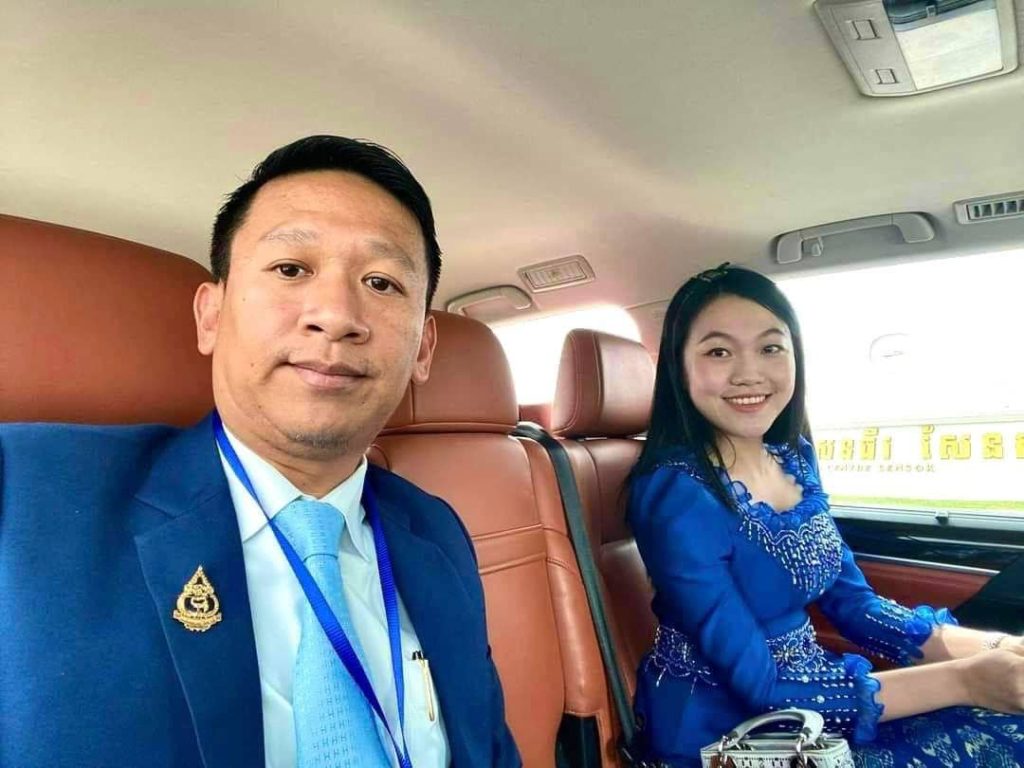 រដ្ឋបាលខេត្តព្រះសីហនុ សូមថ្លែង​អំណរគុណ​យ៉ាងជ្រាលជ្រៅចំពោះ​លោក មីន កុម្ភៈ អភិបាលរងខេត្តព្រះសីហនុ និងលោកស្រី លី គីមឡេង ដែលបានឧបត្ថម្ភទឹកសុទ្ធចំនួន ៣០០ កេស និងស្រាបៀរចំនួន ១០០ កេស ដល់រដ្ឋបាលខេត្តព្រះសីហនុ