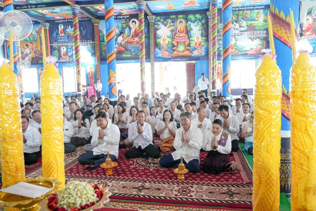 ឯកឧត្តម សាយ សំអាល់ ឯកឧត្តម វង្ស ផាណាត និងឯកឧត្តម គួច ចំរើន ដឹកនាំមន្ត្រីរាជការ ចូលរួមប្រគេនទៀនចំណាំព្រះវស្សា ទេយ្យវត្ថុ គ្រឿងឧបភោគបរិភោគ និងបច្ច័យប្រគេនដល់ព្រះសង្ឃគង់ចាំព្រះវស្សានៅតាមវត្តនានាក្នុងខេត្តព្រះសីហនុ ចំនួន ៤១វត្ត