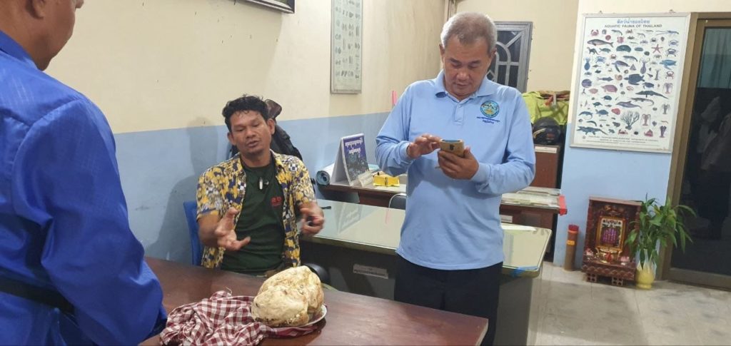 សូមជម្រាបជូនសាធារណជន និងអ្នកសារព័ត៌មានមេត្តាជ្រាបថា កាលពីថ្ងៃទី៧ ខែសីហា ឆ្នាំ២០២៣នេះ មានបណ្តាញសារព័ត៌មាន បានចុះផ្សាយពីករណីបុរសម្នាក់រើសបានដុំថ្មម្យ៉ាង ដែលបានលើកឡើងថាជាកម្អួតត្រីបាឡែន