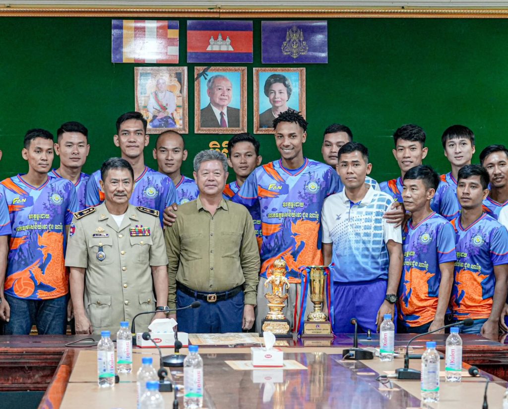 ឯកឧត្តម គួច ចំរើន អភិបាល នៃគណៈអភិបាលខេត្តព្រះសីហនុ អញ្ជើញសំណេះសំណាល និងនាំយកថវិកាសម្តេចតេជោ និងសម្តេចកិត្តិព្រឹទ្ធ បណ្ឌិតឧបត្ថម្ភជូនក្រុមកីឡាបាល់ទះ នៃស្នងការដ្ឋាននគរបាលខេត្តព្រះសីហនុ
