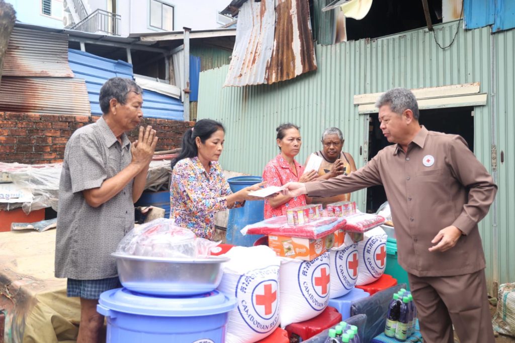 ឯកឧត្តម គួច ចំរើន ប្រធានគណៈកម្មាធិការសាខាកាកបាទក្រហមកម្ពុជា ខេត្តព្រះសីហនុ បាននាំយកអំណោយមនុស្សធម៌របស់កាកបាទក្រហមខេត្តព្រះសីហនុ ចែកជូនប្រជាពលរដ្ឋរងគ្រោះដោយអគ្គីភ័យចំនួន ០៥គ្រួសារ