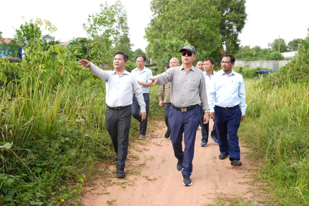 ឯកឧត្តម គួច ចំរើន អភិបាល នៃគណៈអភិបាលខេត្តព្រះសីហនុ បានអញ្ជើញដឹកនាំមន្រ្តីជំនាញពាក់ព័ន្ធចុះពិនិត្យទីតាំងពហុកីឡាដ្ឋានក្រុមមឿង