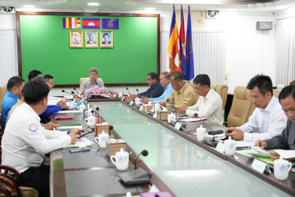 ឯកឧត្តម គួច ចំរើន អភិបាល នៃគណៈអភិបាលខេត្តព្រះសីហនុ បានអញ្ជើញដឹកនាំកិច្ចប្រជុំករណីសំណើសុំឈូសឆាយ និងបើកផ្លូវពីភូមិព្រែកស្វាយ ទៅម៉ាហ្វីយ៉ា រីស៊ត