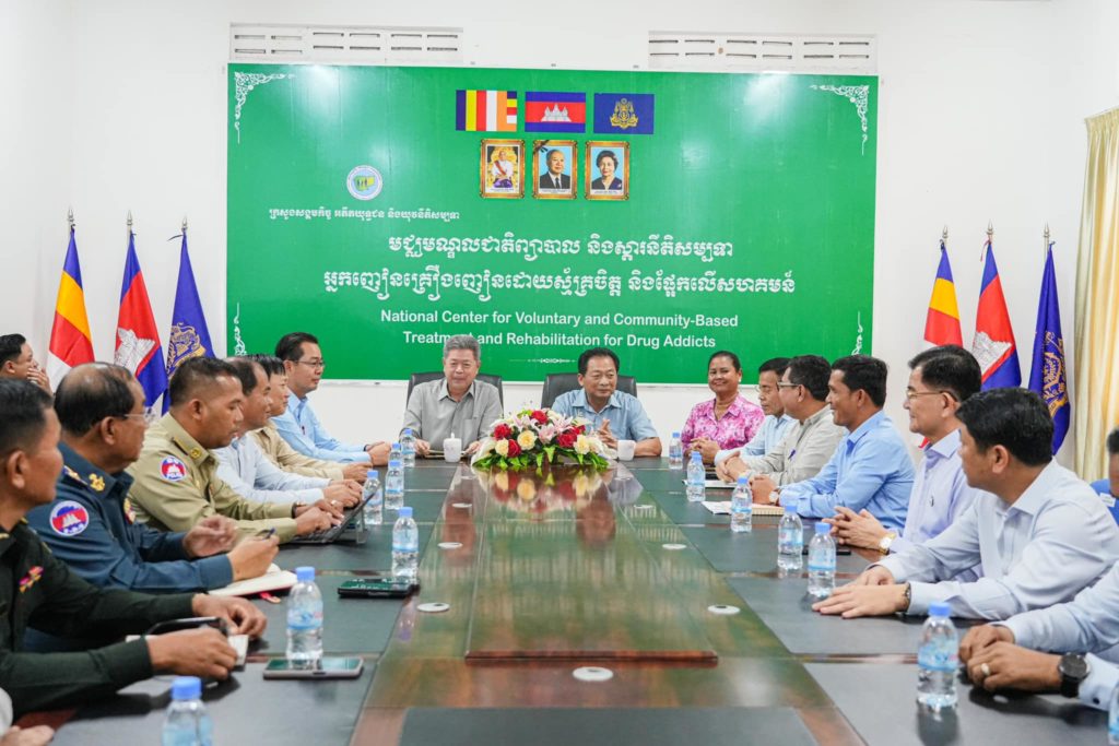 ឯកឧត្តម ម៉ុង ឬទ្ធី និងឯកឧត្តម គួច ចំរើន ក្នុងកិច្ចប្រជុំចុះពិនិត្យស្ថានភាពមជ្ឍមណ្ឌលជាតិព្យាបាល និងស្តារនីតិសម្បទាអ្នកញៀនគ្រឿងញៀនដោយស្ម័គ្រចិត្ត ផ្អែកលើសហគមន៍ នៅឃុំកែវផុស