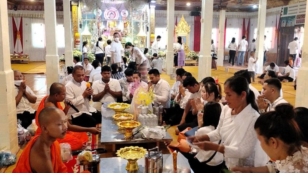 នាឱកាសពិធីបុណ្យកាន់បិណ្ឌ ភ្ជុំបិណ្ឌ មានបងប្អូនប្រជាពលរដ្ឋ ពុទ្ធបរិស័ទ ភ្ញៀវទេសចរណ៍ជាតិ អន្តរជាតិ បានចូលរួមកាន់បិណ្ឌវេណទី២ នៅតាមបណ្តាវត្តនានា ក្នុងខេត្តព្រះសីហនុ យ៉ាងច្រើនកុះករ។