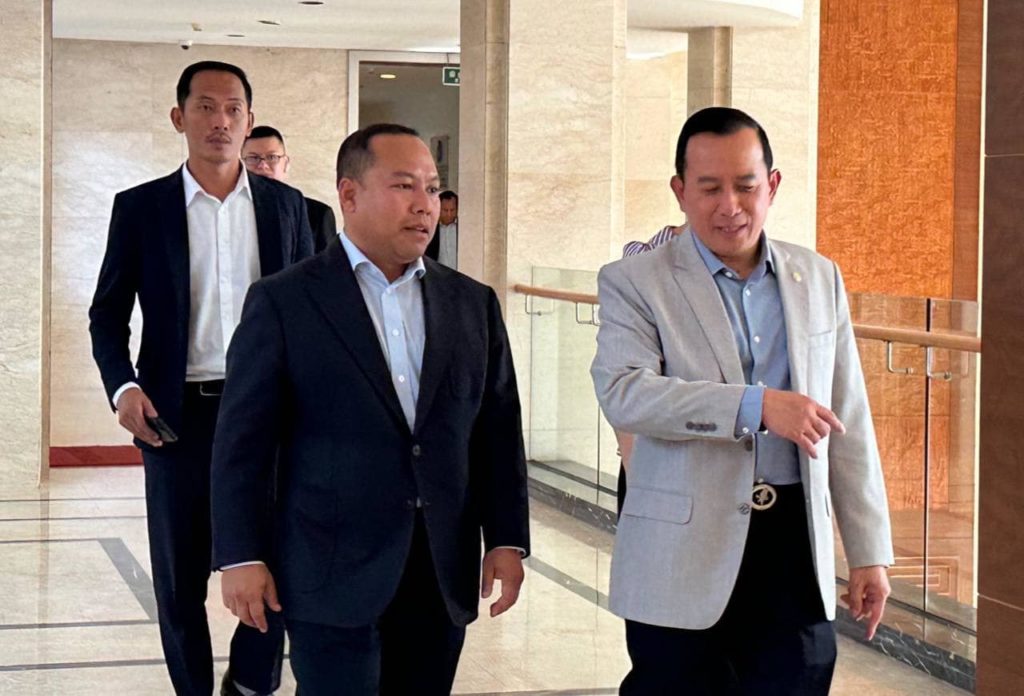 លោកឡុង ឌីម៉ង់ បានអញ្ជើញអមឯកឧត្តម ហួត ហាក់  អញ្ជើញជួបពិភាក្សាការងារជាមួយលោក CHEN JIANGANG និងលោក លោកស្រីជាអគ្គនាយកក្រុមហ៊ុន ដែលបានបោះទុនវិនិយោគនៅក្នុងតំបន់សេដ្ឋកិច្ចពិសេសខេត្តព្រះសីហនុ (SSEZ)