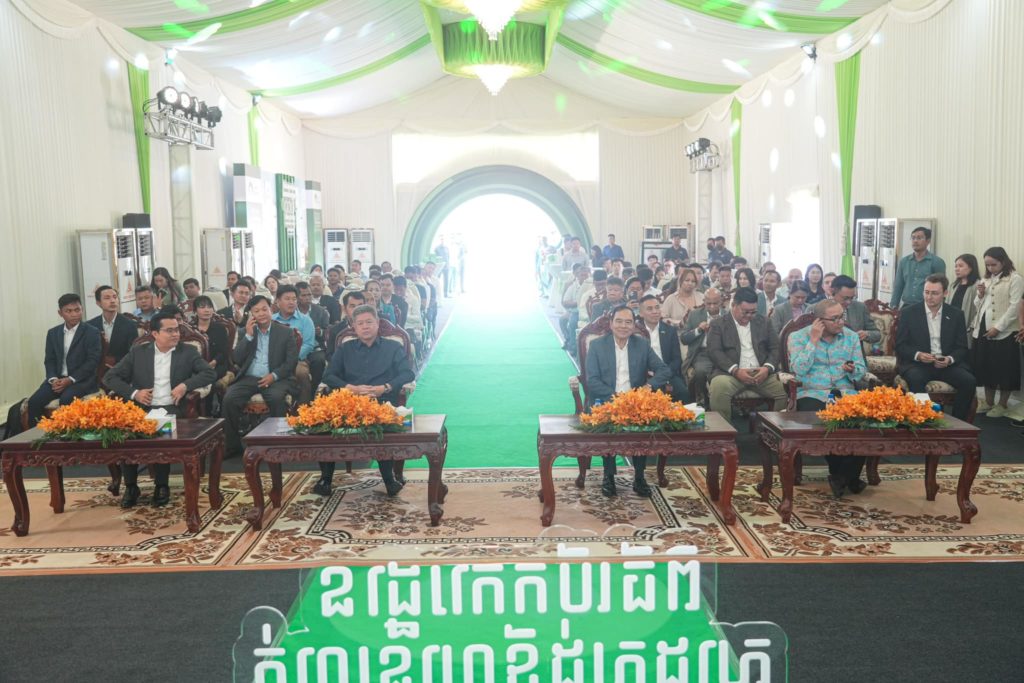 ឯកឧត្តម លី ធុច ឯកឧត្តម សេង ម៉េងហុង ឯកឧត្តម គួច ចំរើន និងឯកឧត្តម Santo Darmosumarto បានអញ្ជើញជាអធិបតីក្នុងពិធីបើកការដ្ឋានសាងសង់ទីលានវាយកូនហ្គោល Bay 19លើកដំបូងនៅខេត្តព្រះសីហនុ