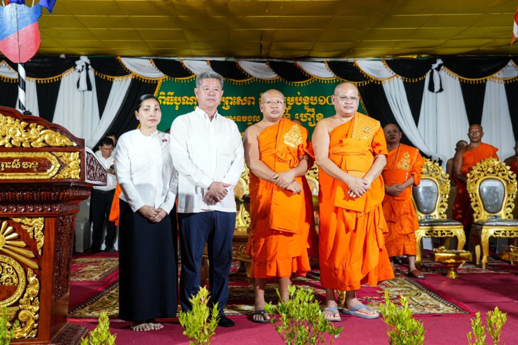 សម្តេចព្រះឧត្តមចរិយាបណ្ឌិត ឈឹង ប៊ុនណា និងឯកឧត្តម គួច ចំរើន បានអញ្ជើញចូលរួមពិធីបុណ្យខួប ១០០ថ្ងៃ និងបូជាព្រះសពព្រះវិមលសាគរ ហ្វាន់ ហឿន
