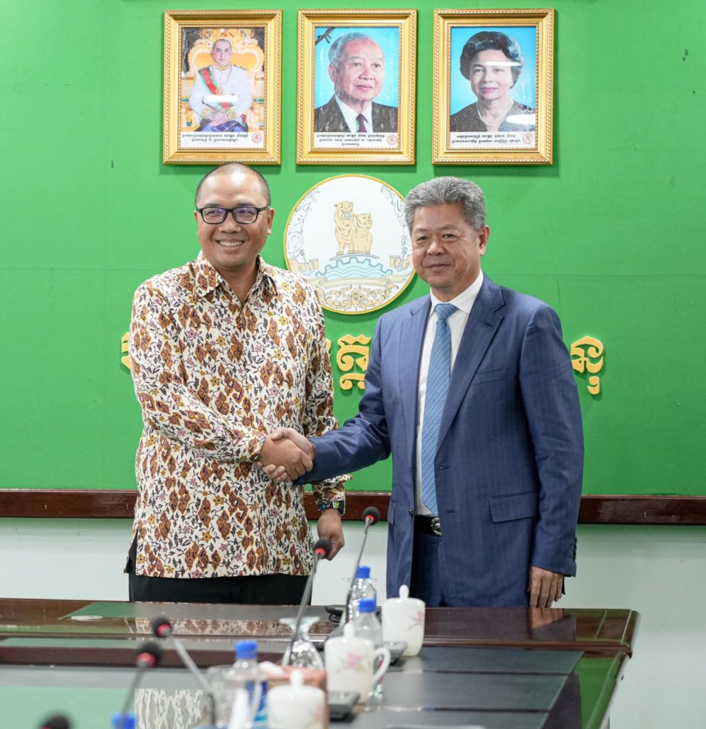 ឯកឧត្តម គួច ចំរើន បានអនុញ្ញាតិឱ្យឯកឧត្តម សាន់តូ ដារម៉ូស៊ូម៉ារតូ Santo Darmosumarto ចូលជួបសម្តែងការគួរសម និងពិភាក្សាការងារ