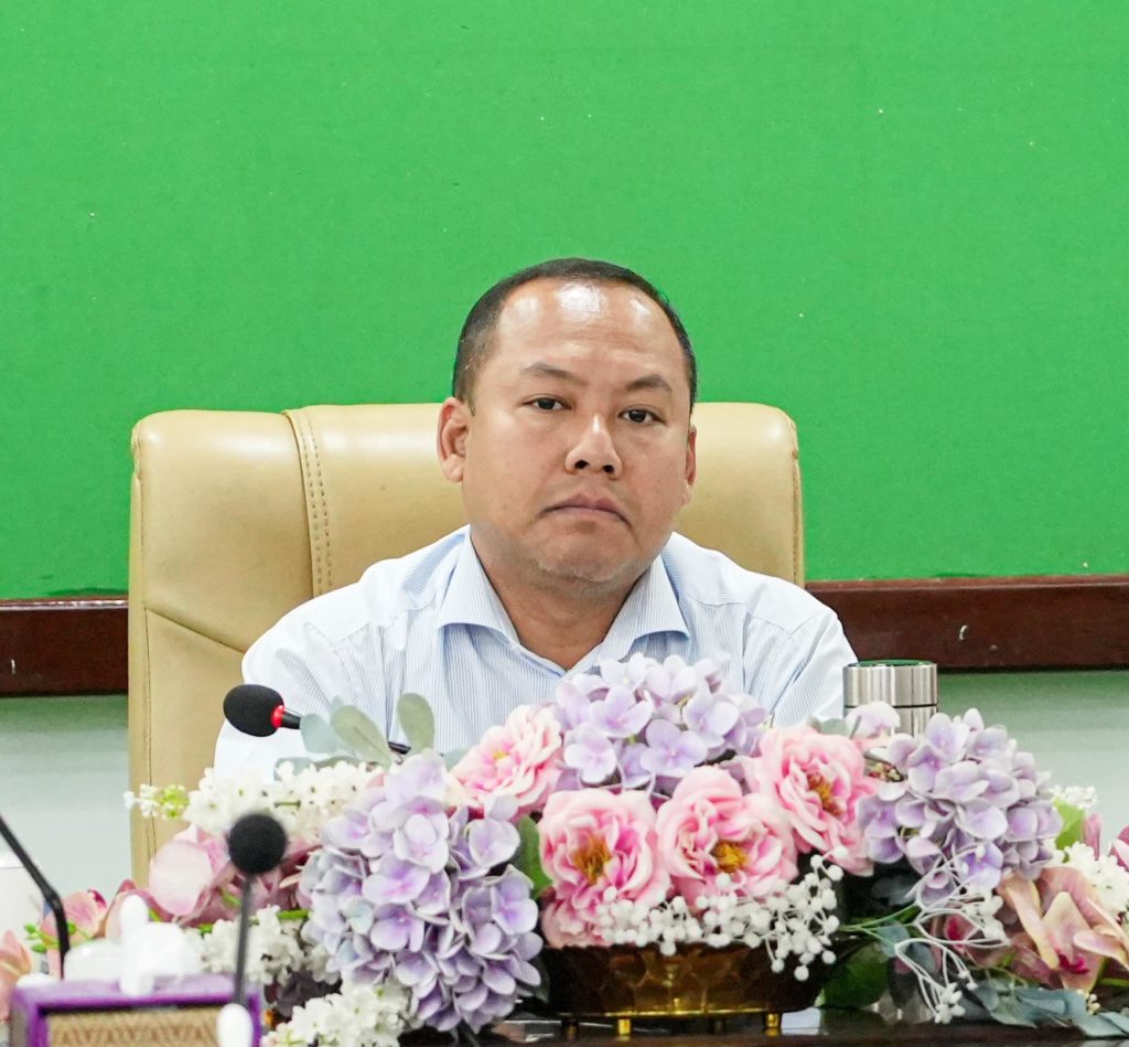 លោក ឡុង ឌីម៉ង់ អភិបាលរង នៃគណៈអភិបាលខេត្តព្រះសីហនុ ដឹកនាំកិច្ចប្រជុំពិនិត្យ និងផ្តល់មតិយោបល់ លើសេចក្តីព្រាងជាភាសាខ្មែរ នៃផែនការសកម្មភាព និង ផែនការមេដើម្បីអភិវឌ្ឍខេត្តព្រះសីហនុទៅជាតំបន់សេដ្ឋកិច្ចពិសេសគំរូពហុបំណង