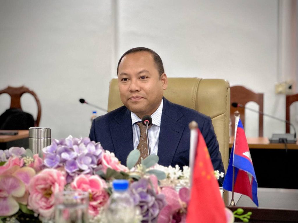 លោក ឡុង ឌីម៉ង់ អភិបាលរងខេត្តព្រះសីហនុ បានដឹកនាំតំណាងមន្ទីរ-អង្គភាពពាក់ព័ន្ធទទួលជួបសំដែងការគួរសម និងពិភាក្សាការងារពាណិជ្ជកម្ម និងវិនិយោគជាមួយគណៈប្រតិភូសេដ្ឋកិច្ច និងពាណិជ្ជកម្ម ប៉ីហាយ