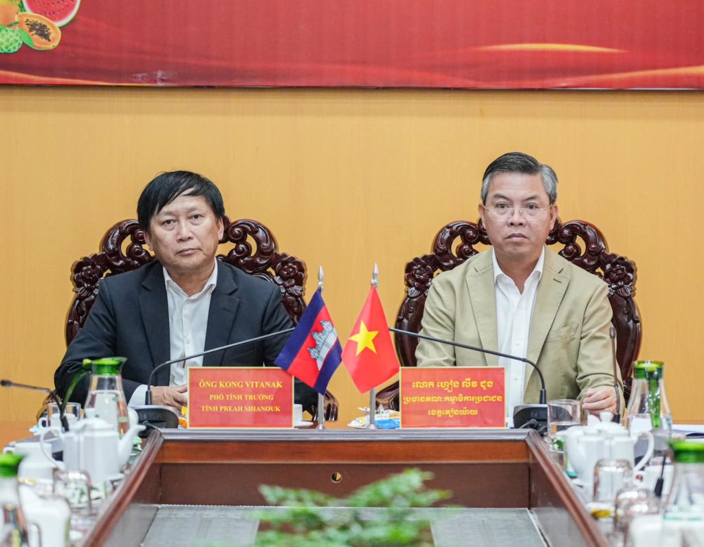 លោក គង់ វិតាណៈ អភិបាលរងខេត្ត បានដឹកនាំគណៈប្រតិភូខេត្តព្រះសីហនុ អញ្ជើញសួរសុខទុក្ខ និងជូនពរដល់គណៈកម្មាធិការប្រជាជនខេត្តគៀនយ៉ាង