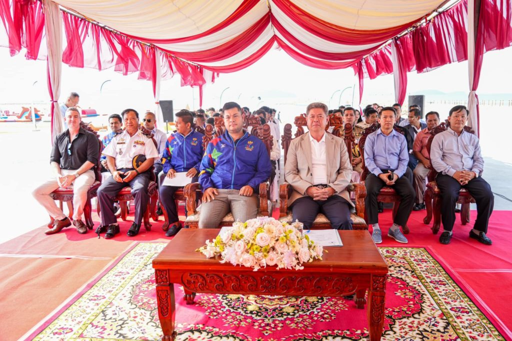 ឯកឧត្តម ថោង រដ្ឋសក្តិ រដ្ឋលេខាធិការក្រសួងទេសចរណ៍ និងឯកឧត្តម គួច ចំរើន អភិបាល នៃគណៈអភិបាលខេត្តព្រះសីហនុ អញ្ជើញបិទការប្រកួតកីឡាទូកក្តោងជ្រើសរើសជើងឯកថ្នាក់ជាតិឆ្នាំ២០២៣