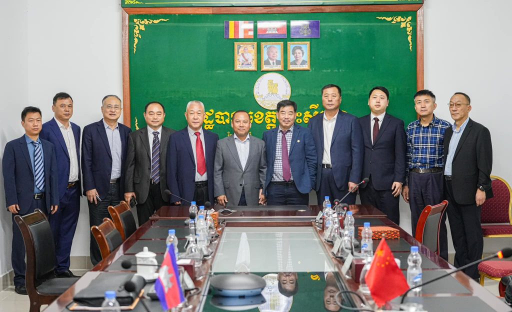 លោក ឡុង ឌីម៉ង់ អភិបាលរងខេត្តព្រះសីហនុ បាន ដឹកនាំតំណាងមន្ទីរ-អង្គភាពពាក់ព័ន្ធទទួលជួបសំដែងការគួរសម និងពិភាក្សាការងារពាណិជ្ជកម្ម និងវិនិយោគជាមួយគណៈប្រតិភូក្លឹបសហគ្រិនពាណិជ្ជកម្មចិន