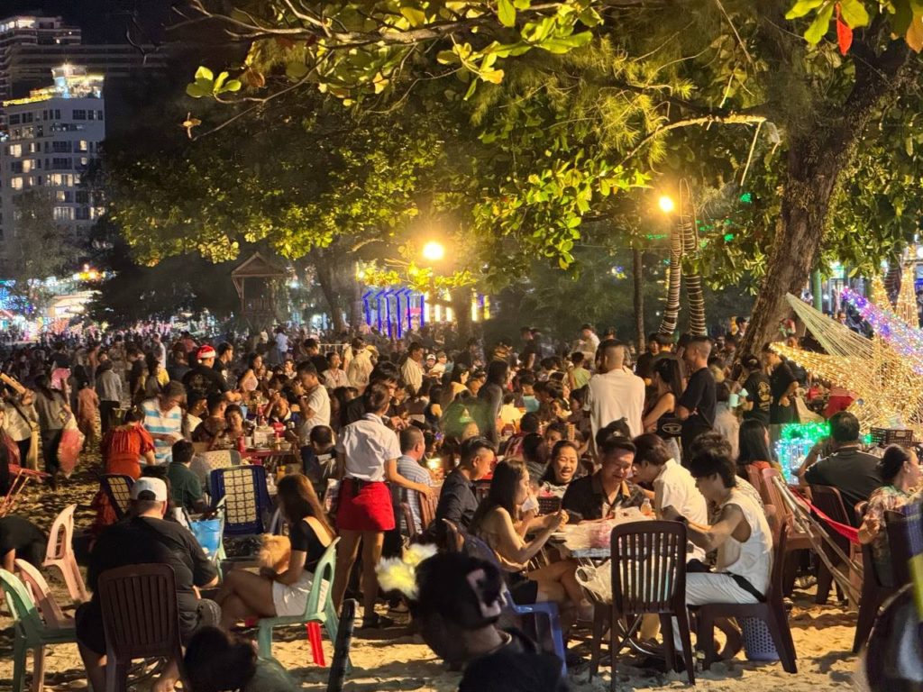 ក្នុងឱកាសពិធីបុណ្យចូលឆ្នាំសកល ឆ្នាំ២០២៤ រយៈពេល០៣ថ្ងៃ ចាប់ពីថ្ងៃទី៣០ ខែធ្នូ ឆ្នាំ២០២៣ ដល់ថ្ងៃទី០១ ខែមករា ឆ្នាំ ២០២៤ មានភ្ញៀវទេសចរ អញ្ជើញមកកម្សាន្ដនៅខេត្តព្រះសីហនុសរុបចំនួន៤៧២.៦៩៧នាក់ កើនឡើង២១,២៤ភាគរយ បើធៀបនឹងឆ្នាំកន្លងទៅ