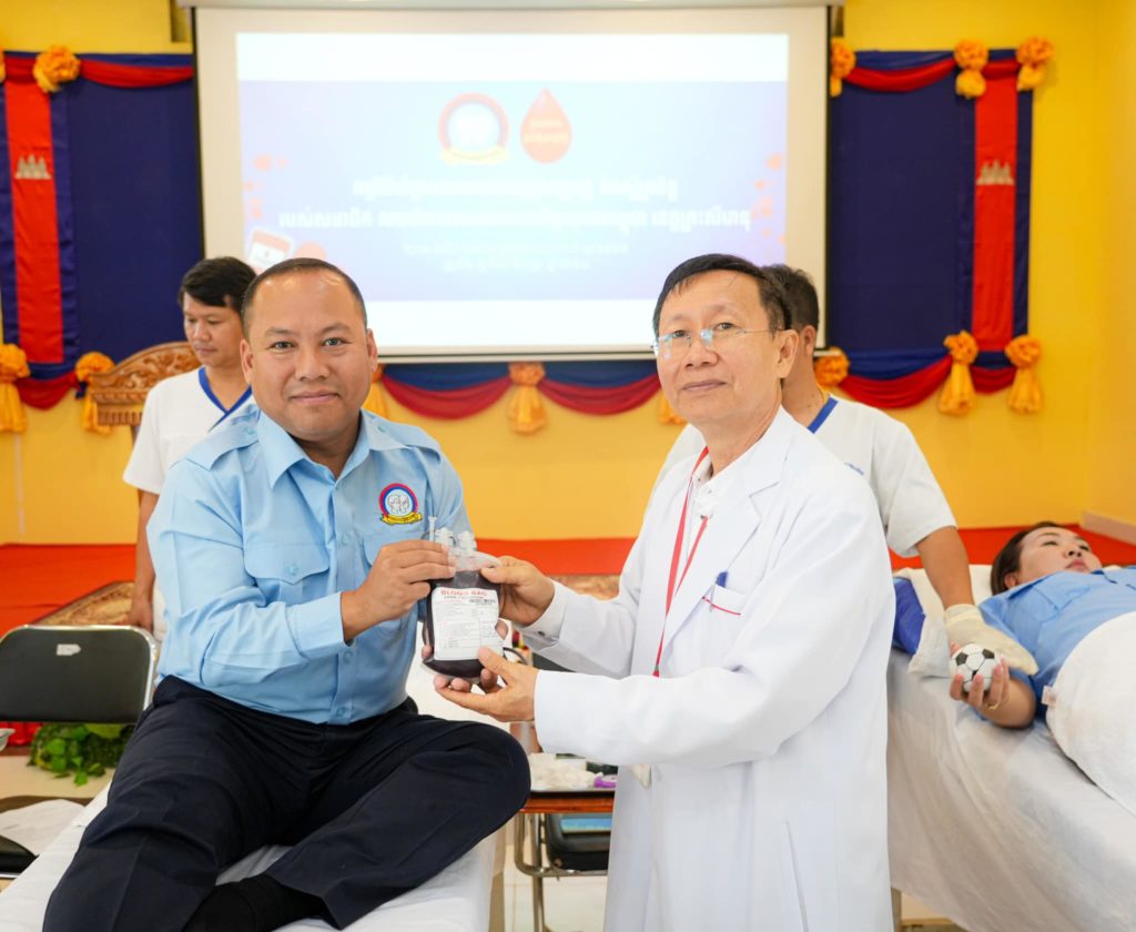 លោក ឡុង ឌីម៉ង់ អភិបាលរងខេត្ត បានអញ្ជើញចូលរួមកម្មវិធីបរិច្ចាគឈាមដោយក្តីស្រឡាញ់ និងស្ម័គ្រចិត្តរបស់ ស.ស.យ.ក ខេត្តព្រះសីហនុ