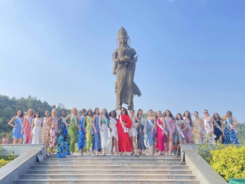 Immerse yourself in the rich cultural of Sihanoukville, Cambodia, as the Universal Woman showcases the city’s iconic landmarks, including the majestic the Preah Thorng Neang Neak statue.