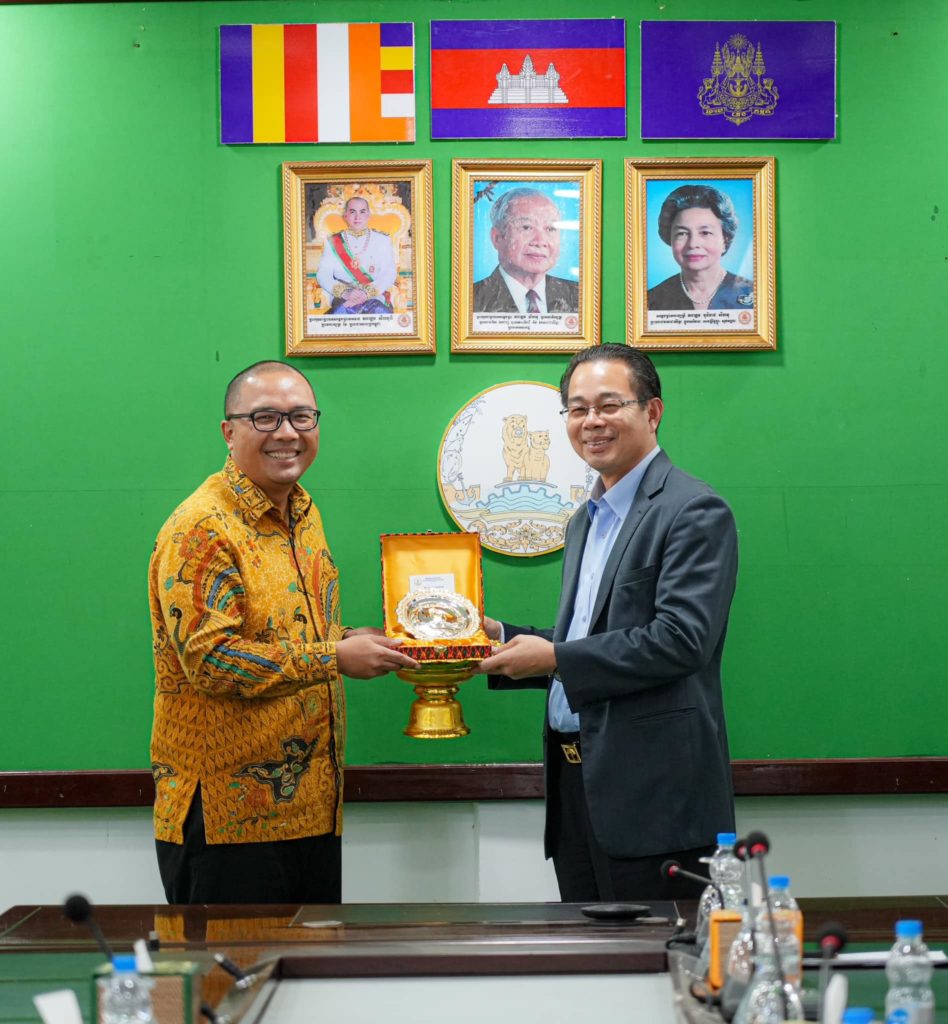 ឯកឧត្តម Santo Darmosumarto ឯកអគ្គរដ្ឋទូត ឥណ្ឌូនេស៊ី ប្រចាំប្រទេសកម្ពុជា ចូលជួបសម្តែងការគួរសម និងពិភាក្សាការងារ ជាមួយលោក ម៉ាង ស៊ីណេត អភិបាលខេត្តស្តីទី