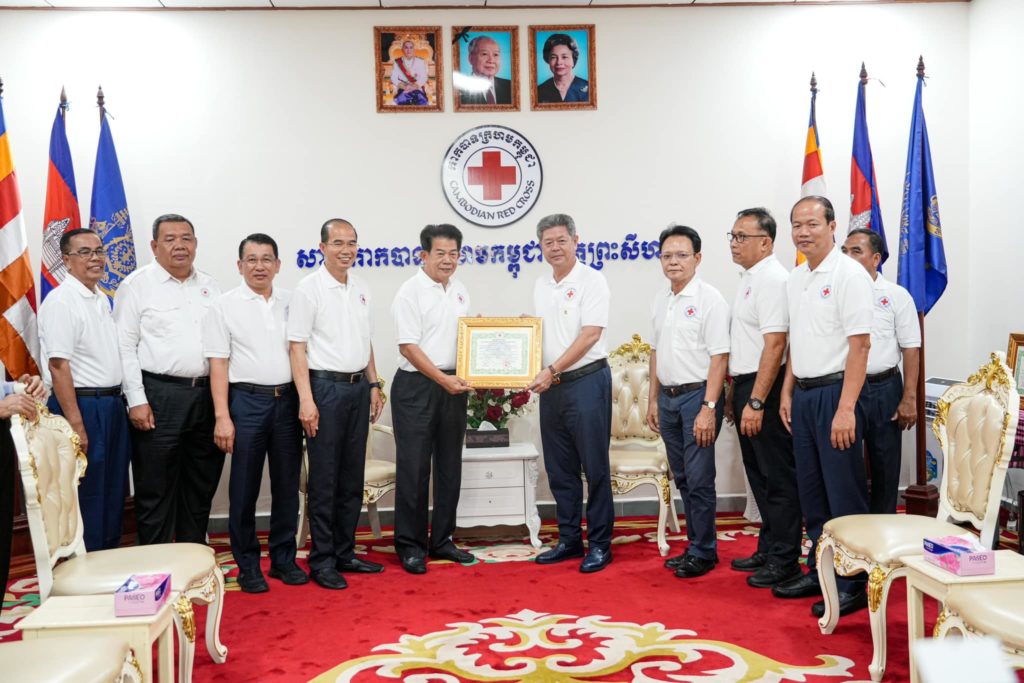 ឯកឧត្តម គួច ចំរើន ប្រធានគណៈកម្មាធិការសាខាកាកបាទក្រហមកម្ពុជា ខេត្តព្រះសីហនុ អញ្ជើញទទួលអំណោយមនុស្សធម៌ពីបងប្អូនសប្បុរសជនក្នុងទិវាខួបលើកទី១៦១ ទិវាពិភពលោកកាកបាទក្រហម