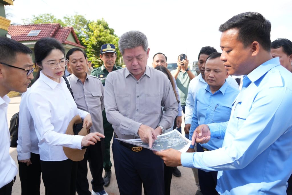 ឯកឧត្តម គួច ចំរើន អភិបាល នៃគណៈអភិបាលខេត្តព្រះសីហនុ អញ្ជើញដឹកនាំមន្ត្រីបច្ចេកទេសចុះពិនិត្យទីតាំងតបណ្តាញទឹកស្អាតភ្ជាប់ទៅតំបន់សេដ្ឋកិច្ចពិសេសក្រុងព្រះសីហនុ