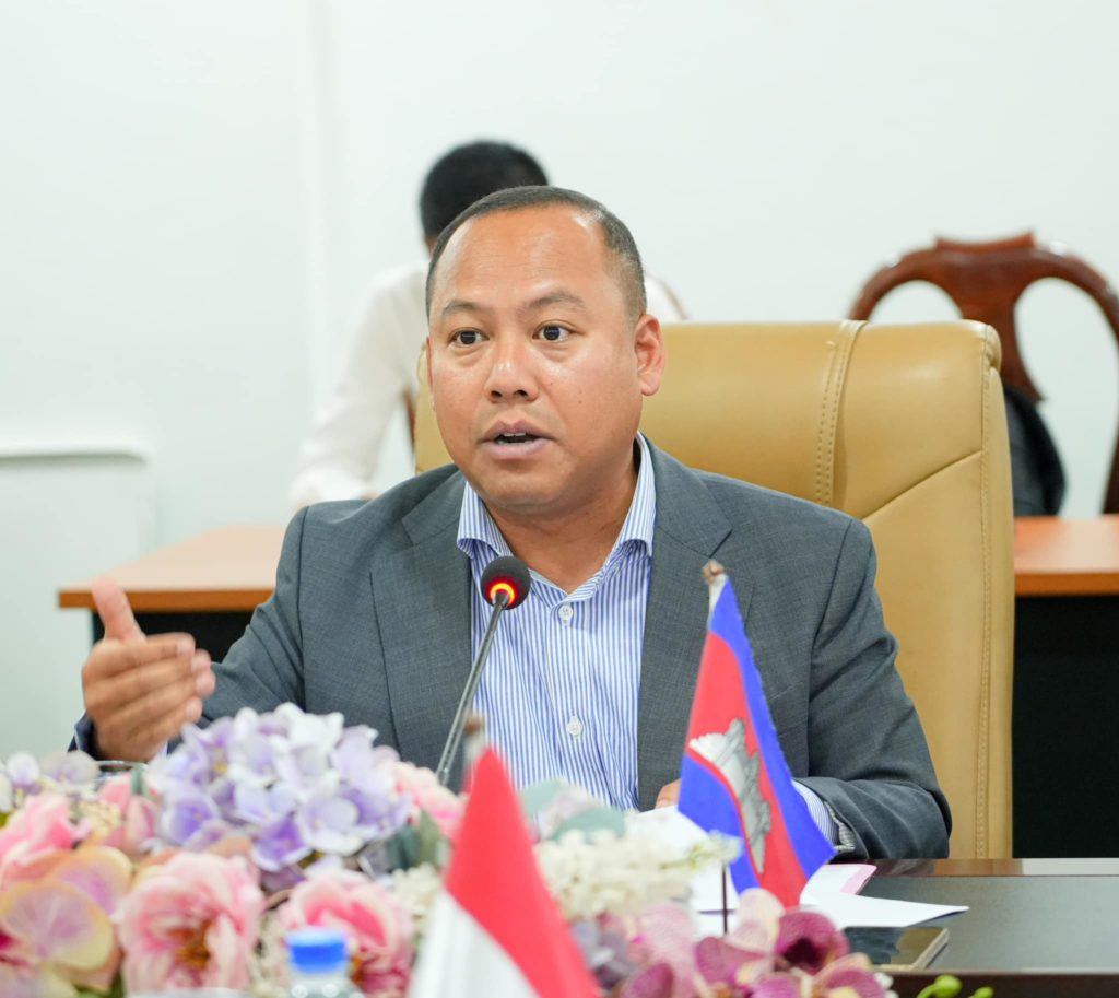នៅរសៀលថ្ងៃទី២៩ ខែមេសា ឆ្នាំ២០២៤ លោក ឡុង ឌីម៉ង់ អភិបាលរងខេត្តព្រះសីហនុ ទទួលជួបពិភាក្សាជាមួយឯកឧត្តមបណ្ឌិត សាន់តូ ដារម៉ូស៊ូម៉ារតូ ឯកអគ្គរដ្ឋទូតឥណ្ឌូនេស៊ី ប្រចាំព្រះរាជាណាចក្រកម្ពុជា ស្តីពីការត្រៀមរៀបចំតាំងពិព័រណ៍សុខាភិបាល Indonesia Health Fest 2024។