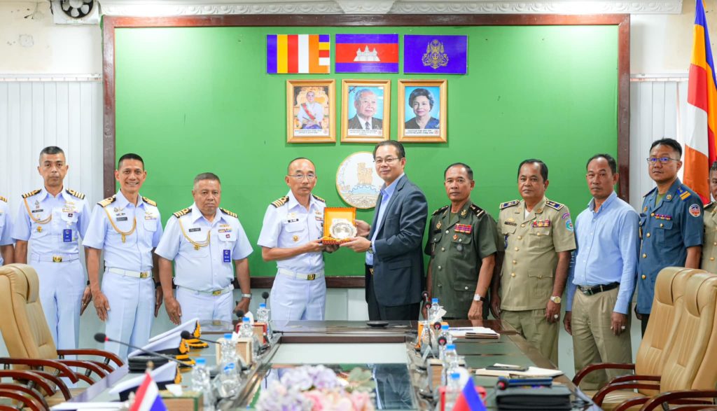 លោក ម៉ាង ស៊ីណេត អភិបាលរងខេត្តព្រះសីហនុ ទទួលជួបសម្តែងការគួរសមជាមួយលោកវរនាវីឯក អាក់សូក ស៊ីសុវត្ថិ