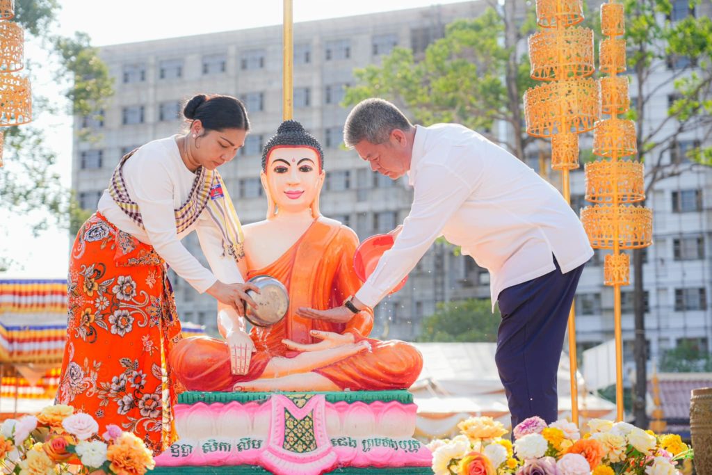 ឯកឧត្ដម គួច ចំរើន អភិបាលនៃគណៈអភិបាលខេត្តព្រះសីហនុ និងលោកជំទាវ ព្រមទាំងសហការី បានអញ្ជើញចូលរួមក្នុងពិធីស្រង់សុគន្ធវារី  ឬស្រង់ព្រះ ក្នុងថ្ងៃបុណ្យចូលឆ្នាំថ្មី ប្រពៃណីជាតិ