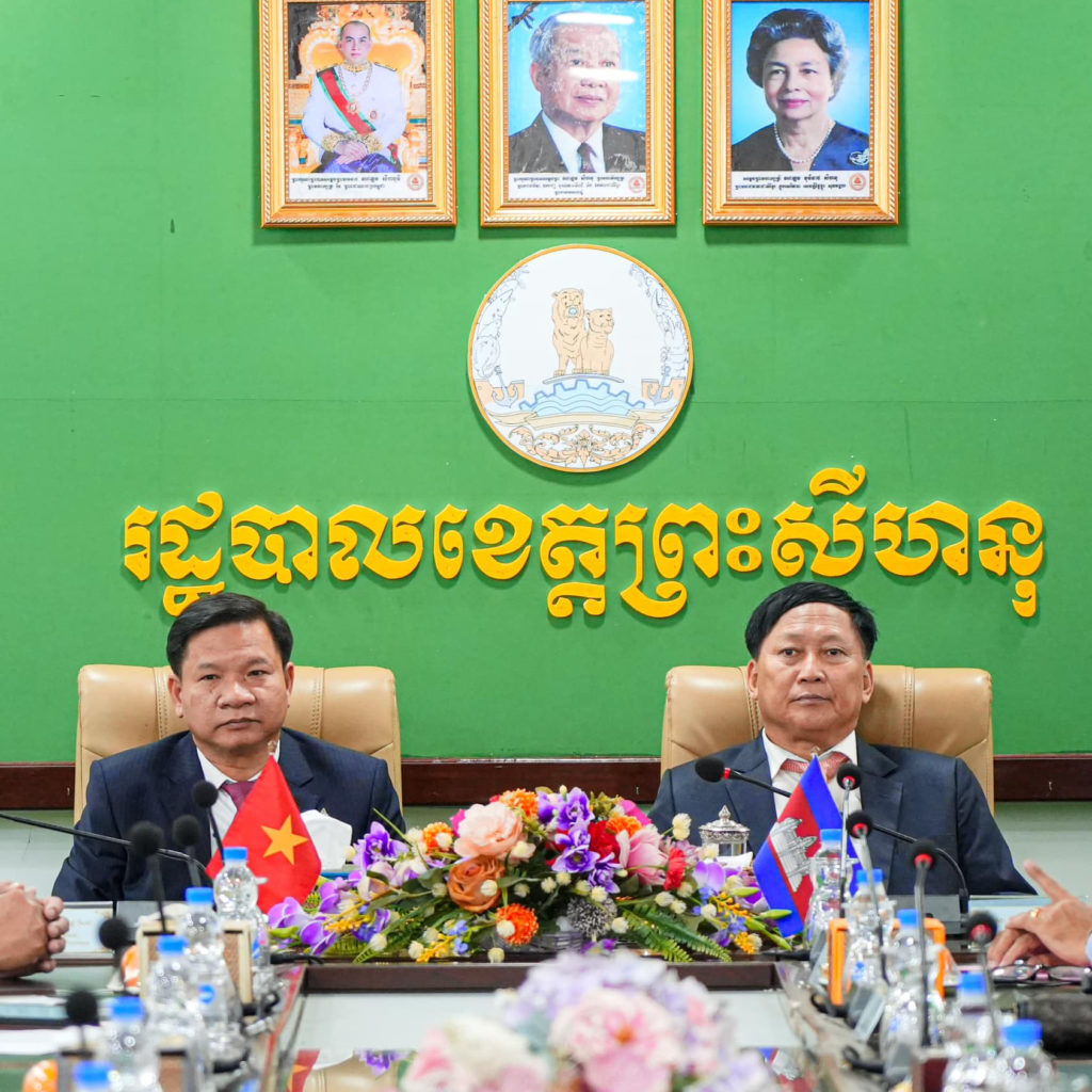 គណៈប្រតិភូខេត្តគៀនយ៉ាង នៃសាធារណរដ្ឋសង្គមនិយមវៀតណាម ដឹកនាំដោយលោក ដាំង ហុងស៊ីន អញ្ជើញសួរសុខទុក្ខ និងជូនពរថ្នាក់ដឹកនាំខេត្ត មន្ត្រីរាជការ កងកម្លាំងប្រដាប់អាវុធ និងប្រជាជនខេត្តព្រះសីហនុ